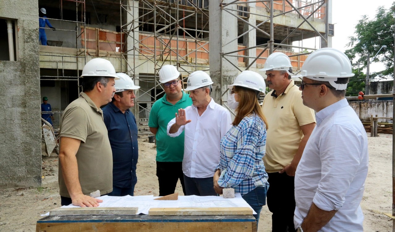 prefeito e secretários no canteiro de obras da escola